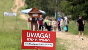 Właściciele prywatnych działek na trasie na Gubałówkę pobierają opłatę od turystów wchodzących na szczyt