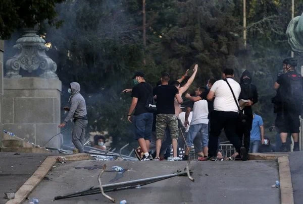 Vuczić powiedział, że chociaż nadal wspiera blokadę, to "najprawdopodobniej nie będzie godziny policyjnej". Jego zdaniem rząd podejmie decyzje w sprawie nowych środków, które mogą obejmować skrócenie godzin pracy w klubach nocnych i kary dla osób, które nie noszą masek.