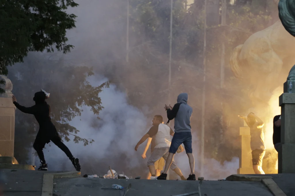Policja na koniach i w pojazdach opancerzonych interweniowała w centrum miasta, by odepchnąć demonstrantów, rozstawić kordony i próbować zablokować tłumowi powrót na plac przed budynkiem parlamentu.