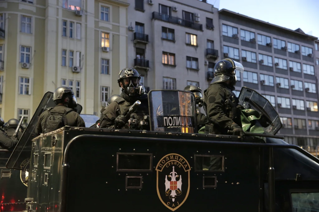 Protestujący obwiniają autokratycznego Vuczica o wzrost liczby zgonów na COVID-19 i pojawienie się nowych przypadków koronawirusa po zniesieniu ograniczeń przed wyborami parlamentarnymi. Twierdzą, że zrobił to za szybko, nie licząc się ze zdrowiem mieszkańców i zagrożeniem epidemią, aby wygrać wybory 21 czerwca i umocnić swoją władzę.