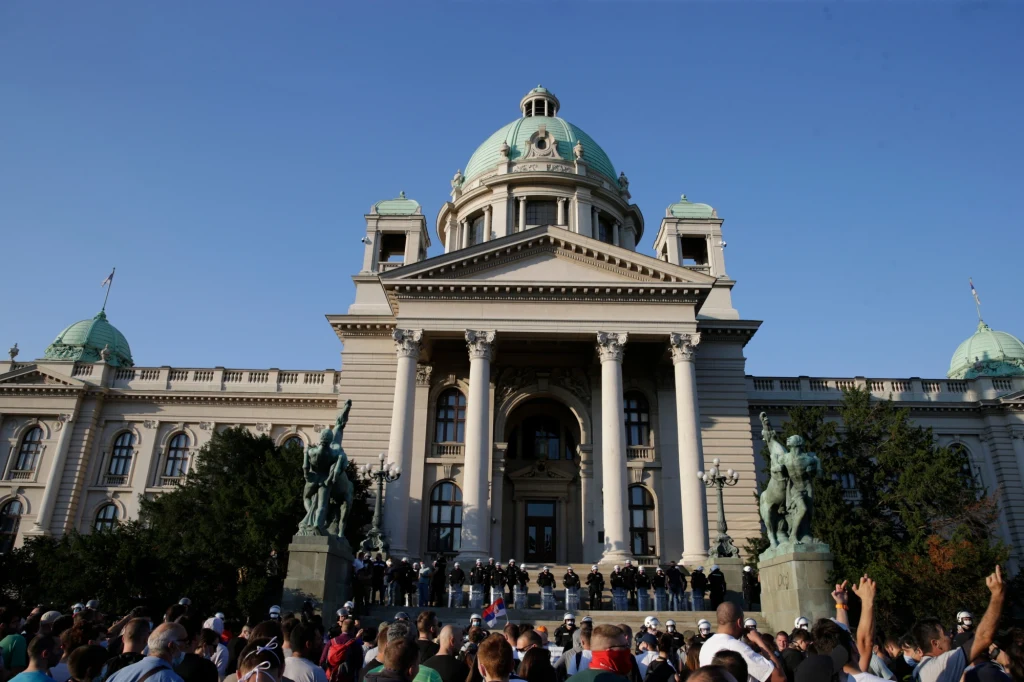 Powiedział również, że zagraniczne tajne służby stoją za wtorkowymi nocnymi protestami "prawicowych i pro-faszystowskich demonstrantów." Nie zidentyfikował jednak rzekomych agencji szpiegowskich i zdecydowanie bronił akcji policyjnej przed oskarżeniami o brutalność. "Nigdy nie pozwolimy na destabilizację Serbii od wewnątrz i z zewnątrz"- powiedział Vucic, dodając, że protest nie miał nic wspólnego z koronawirusem. Źródło tekstu: PAP