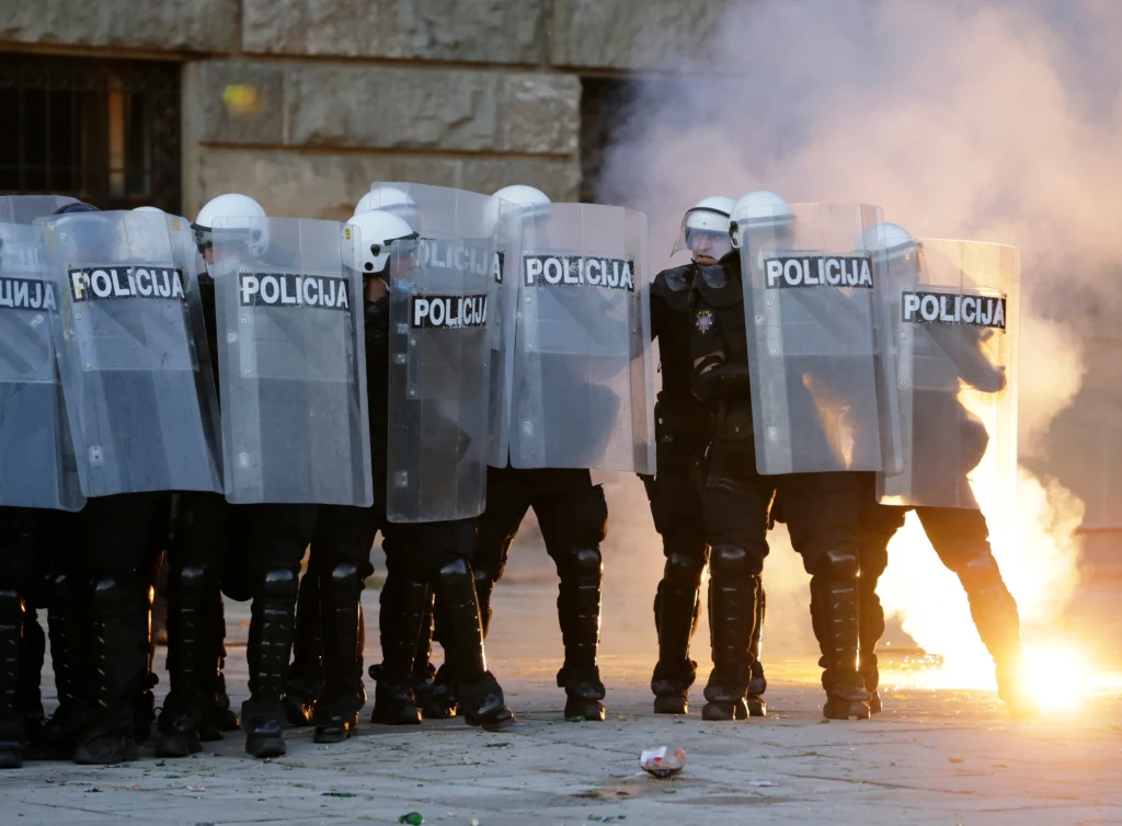 Ładunki gazu łzawiącego zostały wystrzelone w kilku miejscach. Niektórzy protestujący przewrócili pojemniki na śmieci i podpalili je, próbując powstrzymać policję.