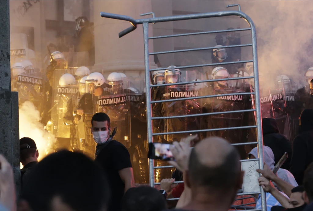 Pod wyraźną presją protestujących prezydent wycofał się w środę ze swoich planów ograniczeń związanych z powrotem epidemii, które miały wejść w życie w nadchodzący weekend, twierdząc, że środków tych nie można wdrożyć bez ogłoszenia ogólnokrajowego stanu wyjątkowego. "Nie mamy więcej wolnych łóżek w szpitalach, musimy otwierać nowe szpitale" - powiedział Vuczić w wystąpieniu telewizyjnym w środę.