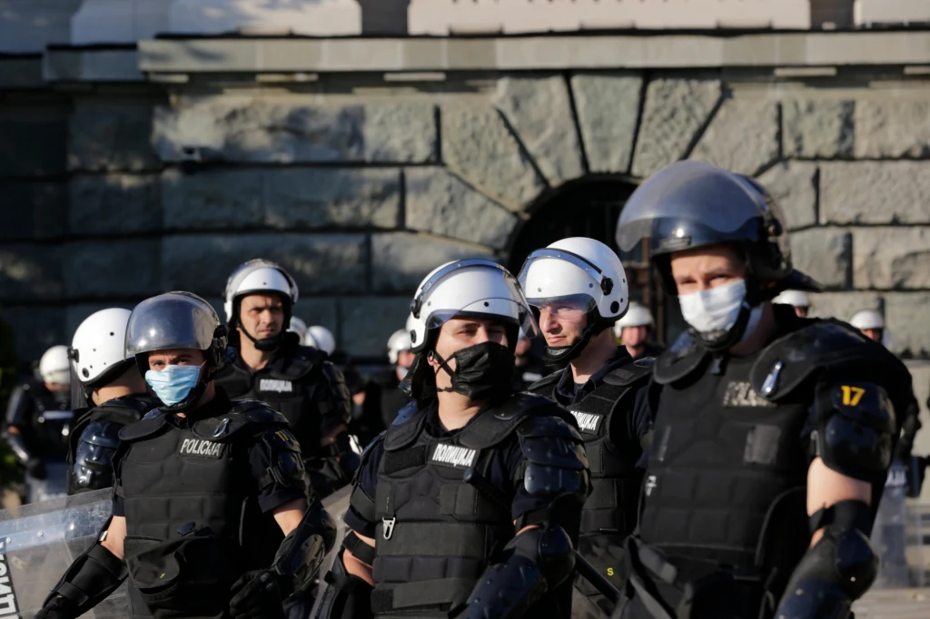 Środa była drugim dniem protestu w Belgradzie. We wtorek protestujący stoczyli bitwę z policją w stolicy i próbowali wedrzeć się do parlamentu po tym, jak Vuczić ogłosił, że godzina policyjna zostanie przywrócona dwa miesiące po jej pierwszym zniesieniu. Decyzje prezydenta Vuczicia o powrocie do godziny policyjnej i systemu ograniczeń były reakcją na drugą falę epidemi, która pojawiła sie po wyborach paralmentarnych.