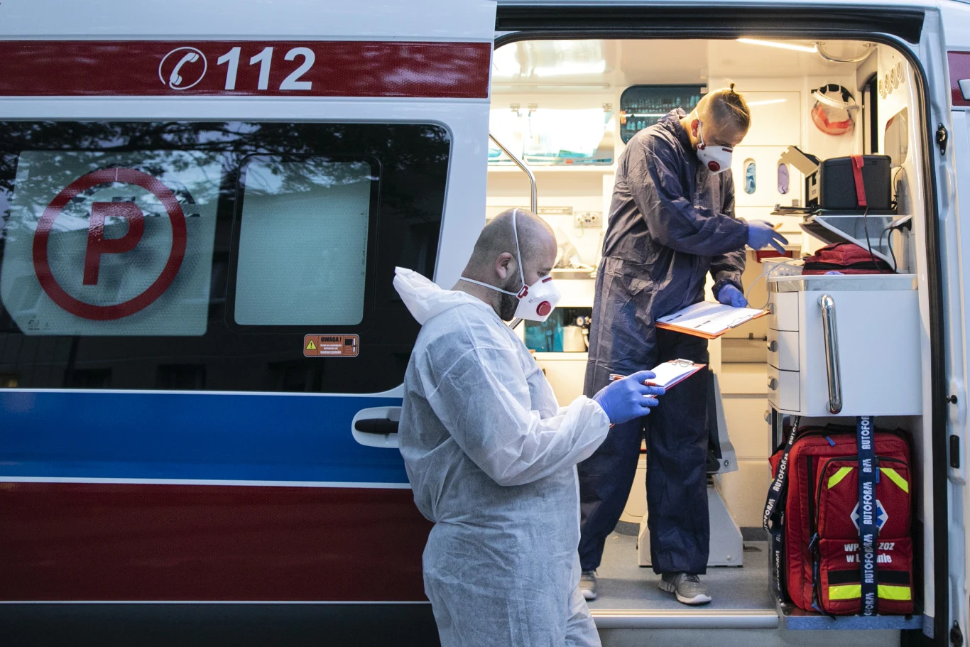 Praca medyków z czerwonej strefy szpitalnego oddziału ratunkowego, gdzie przyjmowani są pacjenci z podejrzeniem zakażenia koronawirusem