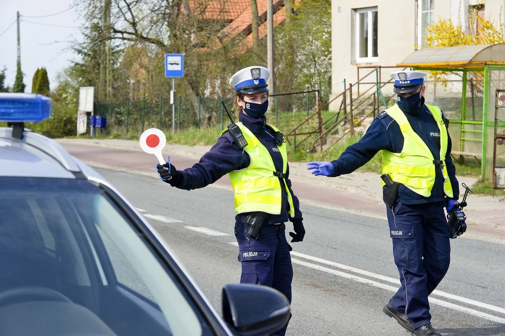 W projekcie chodzi o masowe i skuteczne karanie osób, które protestują przeciw rządowi PiS. Ale przepisy uderzą też w kierowców