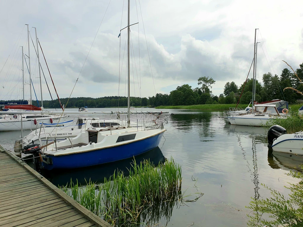 Rybaczówka to również port, gwarantujący aż 30 miejsc cumowniczych 