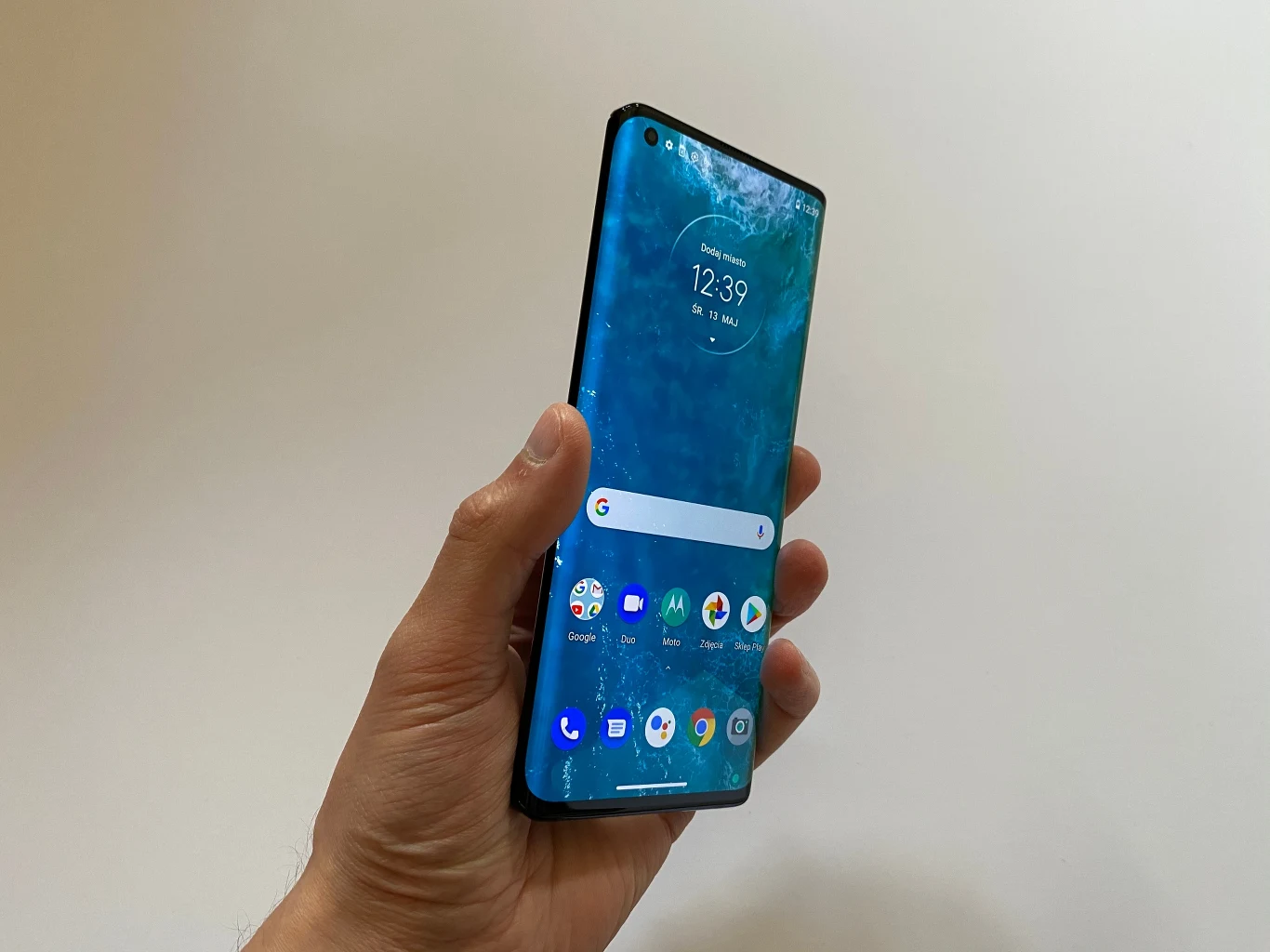 Motorola Edge posiada zakrzywiony wyświetlacz Motorola Edge posiada zakrzywiony wyświetlacz