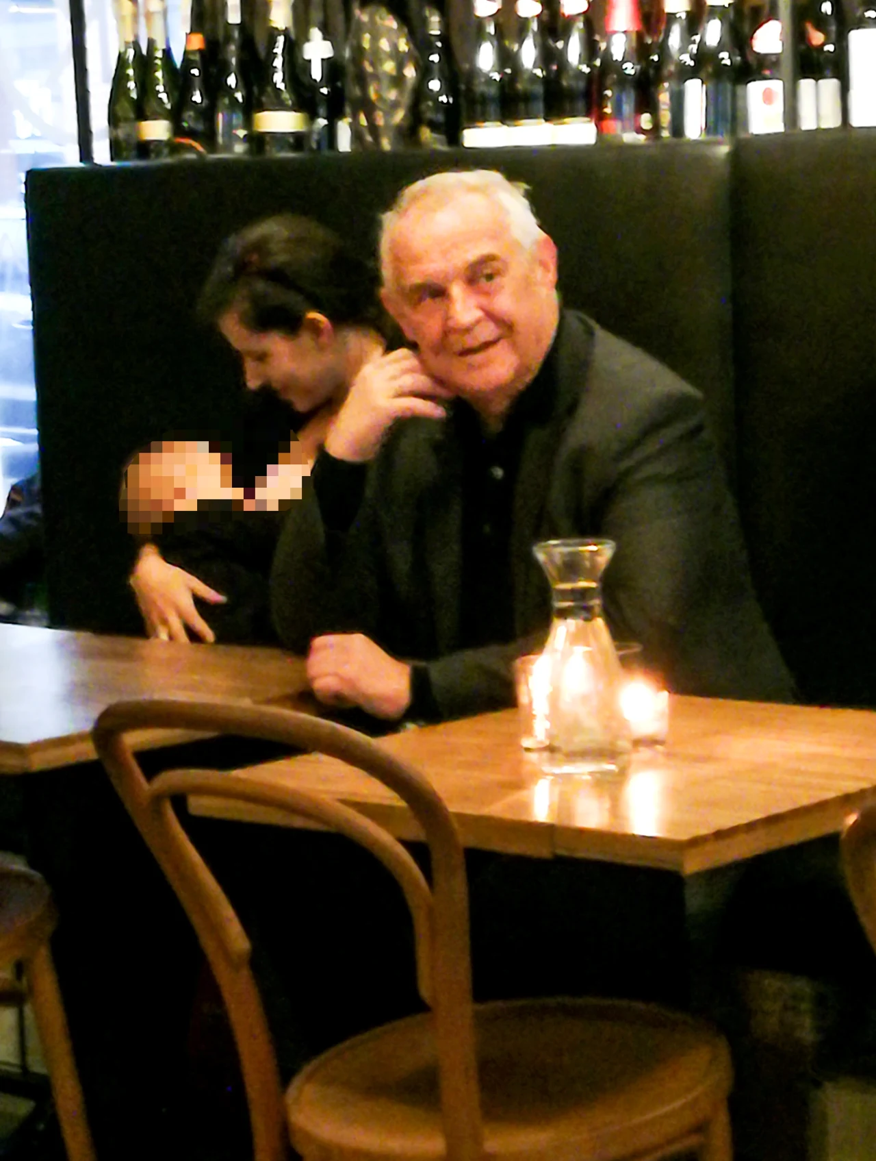 Marek Kondart z żoną i córką w restauracji w 2018 roku