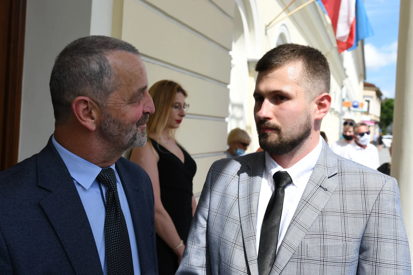 Sebastian Kościelnik z obrońcą przed budynkiem sądu 