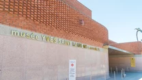 Musée Yves Saint Laurent w Marrakeszu otworzyło swoje podwoje zaledwie trzy lata temu, ale już zdążyło podbić serca turystów na całym świecie. Oryginalną bryłę, której elewacja przypomina wzór utkanych nici, zaprojektowało francuskie Studio KO. 