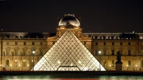 Znakiem charakterystycznym Luwru jest stalowo-szklana piramida, której pomysłodawcą był prezydent Francois Mitterand. Jej budowa została ukończona w 1989 roku. 