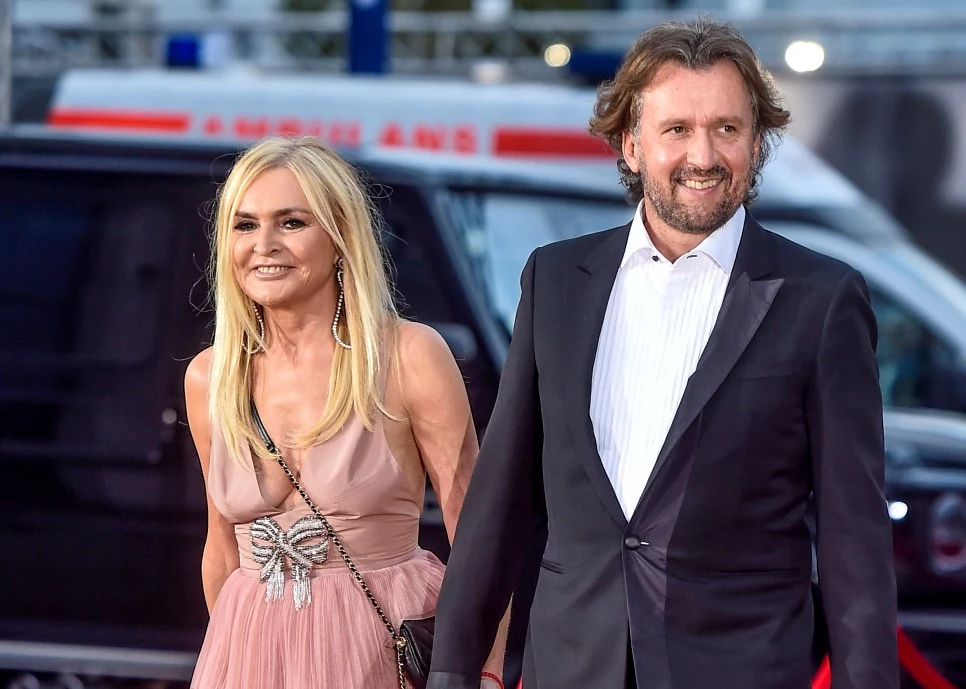 Monika Olejnik i Tomasz Ziółkowski są razem od 1996 roku, a na branżowych imprezach dziennikarze wciąż wyglądają zupełnie jak zakochana para nastolatków. Nie szczędzą sobie czułości, a równocześnie tworzą jeden z najtrwalszych związków w polskim show-biznesie. Jaki jest ich sekret? Chociaż Monika Olejnik jest o kilkanaście lat starsza od swojego partnera, różnica wieku wydaje się nie mieć wpływu na to, co ich łączy. Dziennikarka nie mówi dużo o swoim życiu prywatnym. Nie wiadomo jednak nic na temat tego, by pobrała się ze swoim ukochanym. Para poznała się na korytarzu radiowej Trójki. Atrakcyjna dziennikarka od razu zrobiła wrażenie na swoim ukochanym. Był nią zafascynowany. 