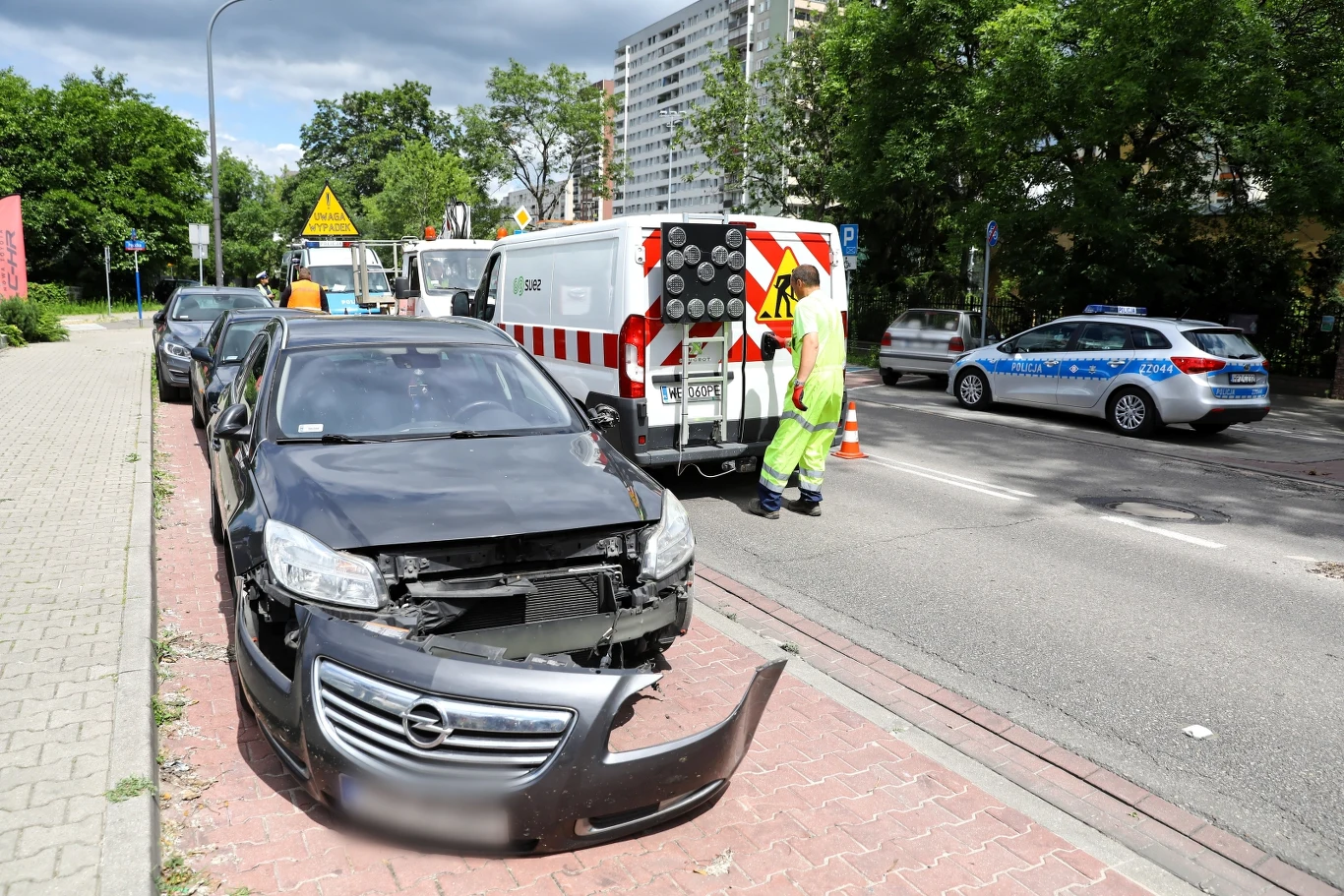 Kierowca doprowadził do kolizji z zaparkowanymi samochodami Kierowca doprowadził do kolizji z zaparkowanymi samochodami