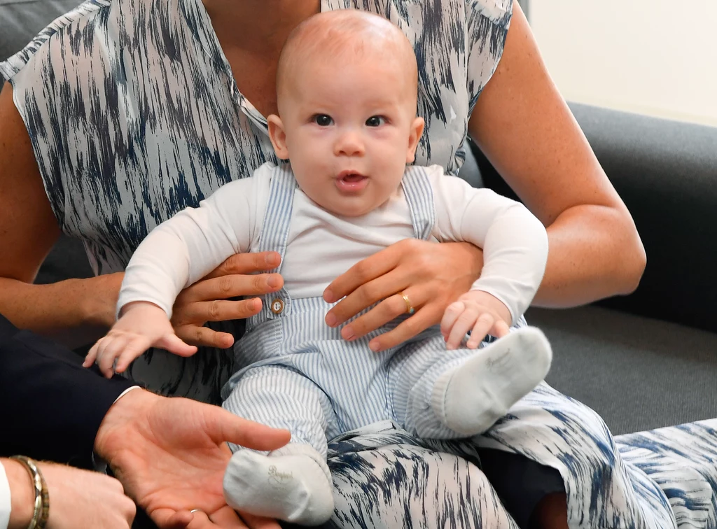 Meghan zdaje sobie sprawę, że Archie musi nauczyć się umiejętności emocjonalnych i społecznych poprzez przebywanie w towarzystwie rówieśników, a w klasie "mama i ja" nie jest w stanie poznać pewnych mechanizmów zachowań społecznych. Meghan zdaje sobie sprawę, że Archie musi nauczyć się umiejętności emocjonalnych i społecznych poprzez przebywanie w towarzystwie rówieśników, a w klasie "mama i ja" nie jest w stanie poznać pewnych mechanizmów zachowań społecznych.
