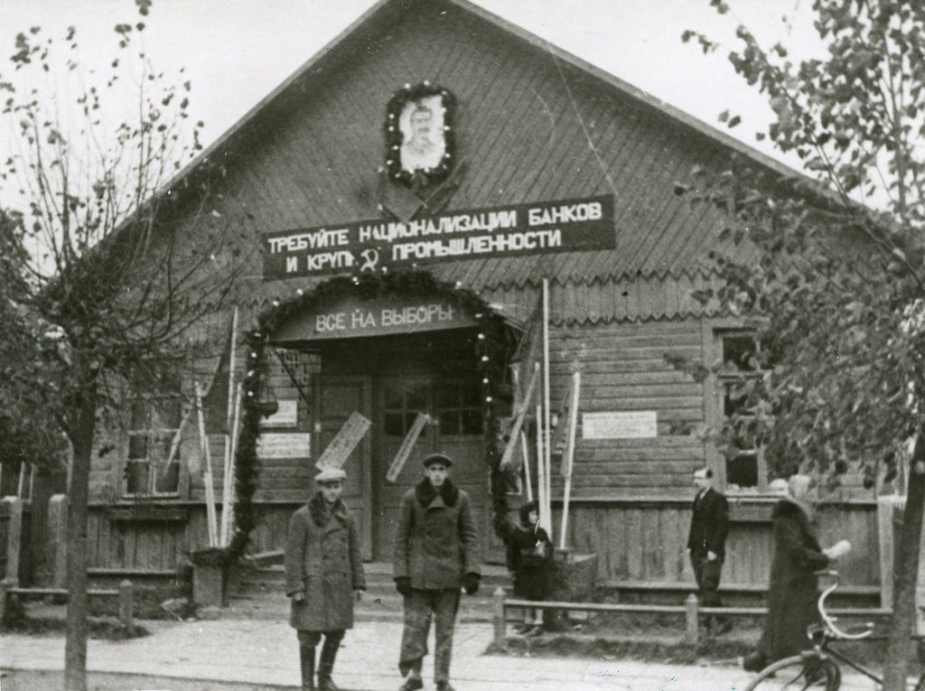 Niezidentyfikowany lokal wyborczy podczas głosowana 22 października 1939 roku. Nad wejściem napisy: „Wszyscy na wybory”, „Żądajcie nacjonalizacji banków i większego przemysłu”