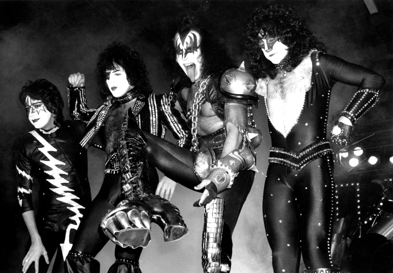 Na nagrobku pod prawdziwym nazwiskiem muzyka znalazł się napis "Eric Carr 1950-1991". (Eric Carr na zdjęciu pierwszy po prawej) 
