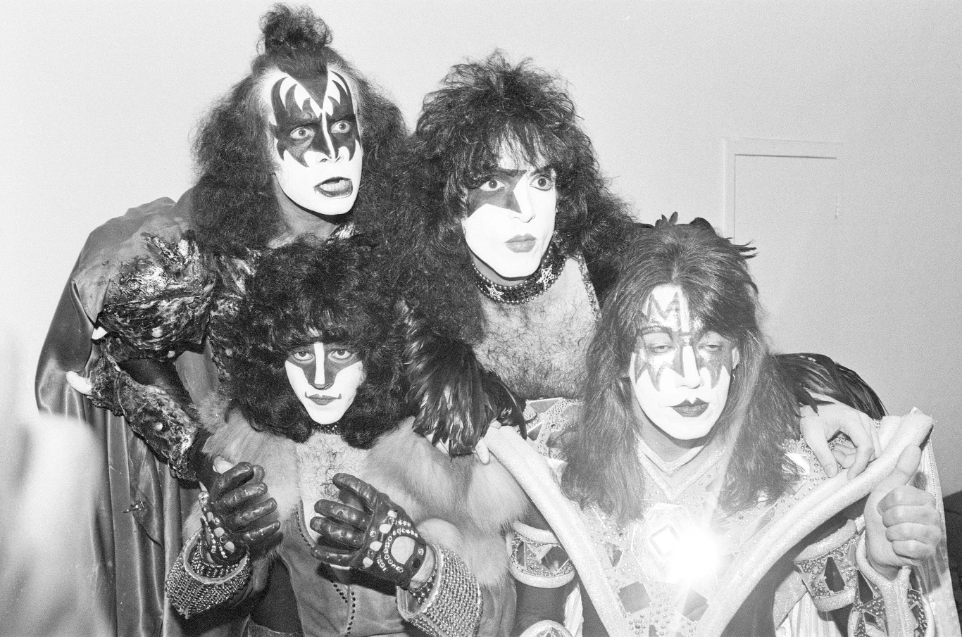 W 1980 roku zastąpił pierwszego perkusistę KISS, Petera Crissa. Nowy perkusista został wyłoniony na drodze castingu. Biografie i zdjęcia Carr zamieścił w rzucającej się w oczy jaskrawo pomarańczowej teczce, co okazało się szczęśliwym posunięciem. Po przesłuchaniu zebrał autografy od reszty zespołu, na wypadek, gdyby więcej się nie spotkali. Ostatecznie został wybrany spośród około 50 przesłuchiwanych i 300, którzy nie zostali dopuszczeni do próby z grupą. (Eric Carr na zdjęciu na dole po lewej stronie)