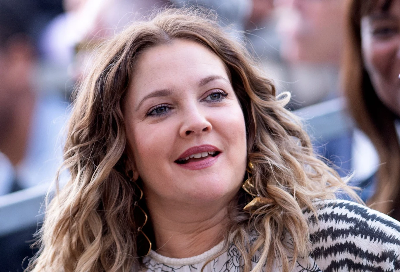 Od 14 września 2020 roku aktorka prowadzi w amerykańskiej telewizji swój codzienny program telewizyjny "Drew Barrymore Show". W pierwszej reklamie tej audycji, dzięki technicznym sztuczkom, przeprowadziła wywiad z... samą sobą w wieku siedmiu lat.