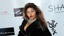 W ciągu ostatnich 30 lat wygląd Lil’ Kim uległ znacznej zmianie. W 2013 roku chirurg plastyczny Boris Ackerman stwierdził na łamach "New York Daily News", że raperka bez wątpienia przeszła "znaczącą" korekcję twarzy. "Niekoniecznie na lepsze" - zaznaczył lekarz.

"Wydaje się, że miała operowany nos, bo teraz wygląda na węższy. Poza tym kształt jej twarzy, a zwłaszcza szczęka, są nie do poznania" - skomentował Boris Ackerman. 