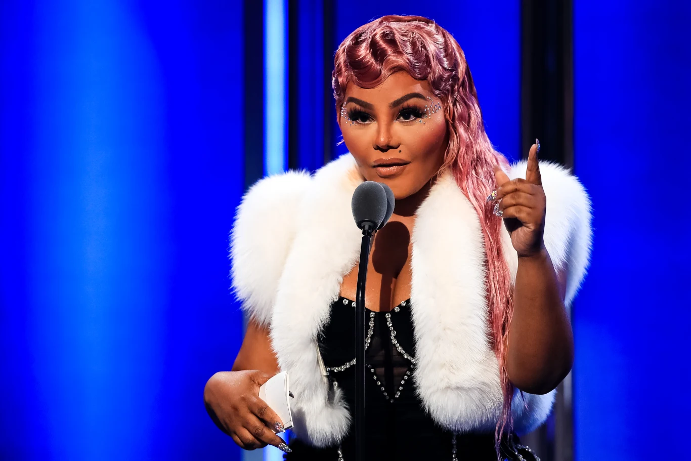 Plotkowano również, że raperka poddała się zabiegowi wybielania twarzy. Prezenterka Wendy Williams porównała gwiazdę do Latoyi Jackson, która również oszpeciła się operacjami plastycznymi. 