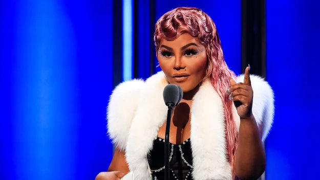 Plotkowano również, że raperka poddała się zabiegowi wybielania twarzy. Prezenterka Wendy Williams porównała gwiazdę do Latoyi Jackson, która również oszpeciła się operacjami plastycznymi. 