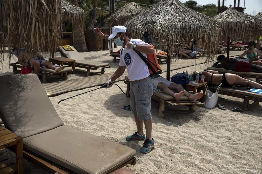 Na greckich plażach również wprowadzono obostrzenia sanitarne