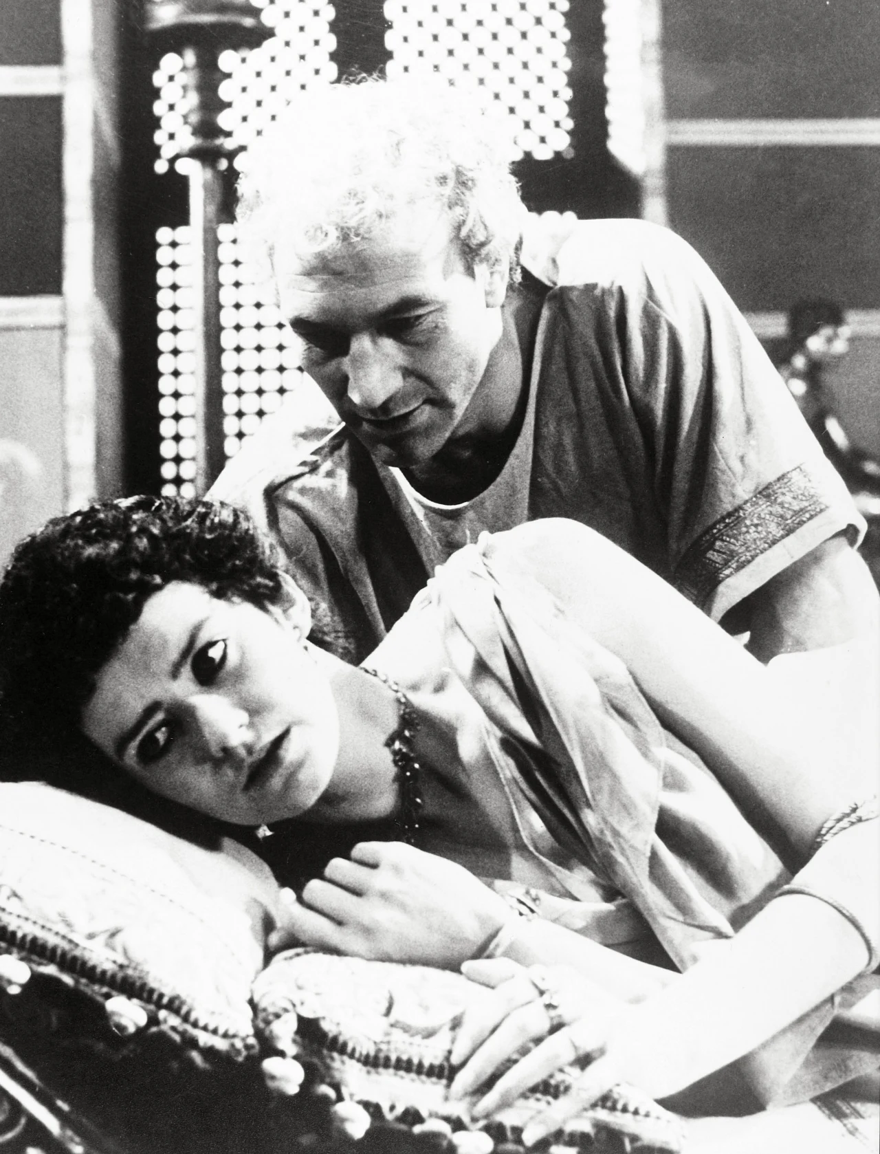 Aktorką karierę Patrick Stewart rozpoczynał od występów na teatralnych scenach. Wieloletnia współpraca z prestiżową Royal Shakespeare Company zaowocowała m.in. Nagrodą im. Laurence'a Oliviera za drugoplanową rolę w wystawianej na West Endzie "Antoniuszu i Kleopatrze".

Po raz pierwszy przed kamerami pojawił się w połowie lat 70. XX wieku, kiedy telewizyjna widownia mogła oglądać go produkcjach BBC: ekranizacji sztuki Henrika Ibsena "Hedda" oraz miniserialu "Ja, Klaudiusz".
 