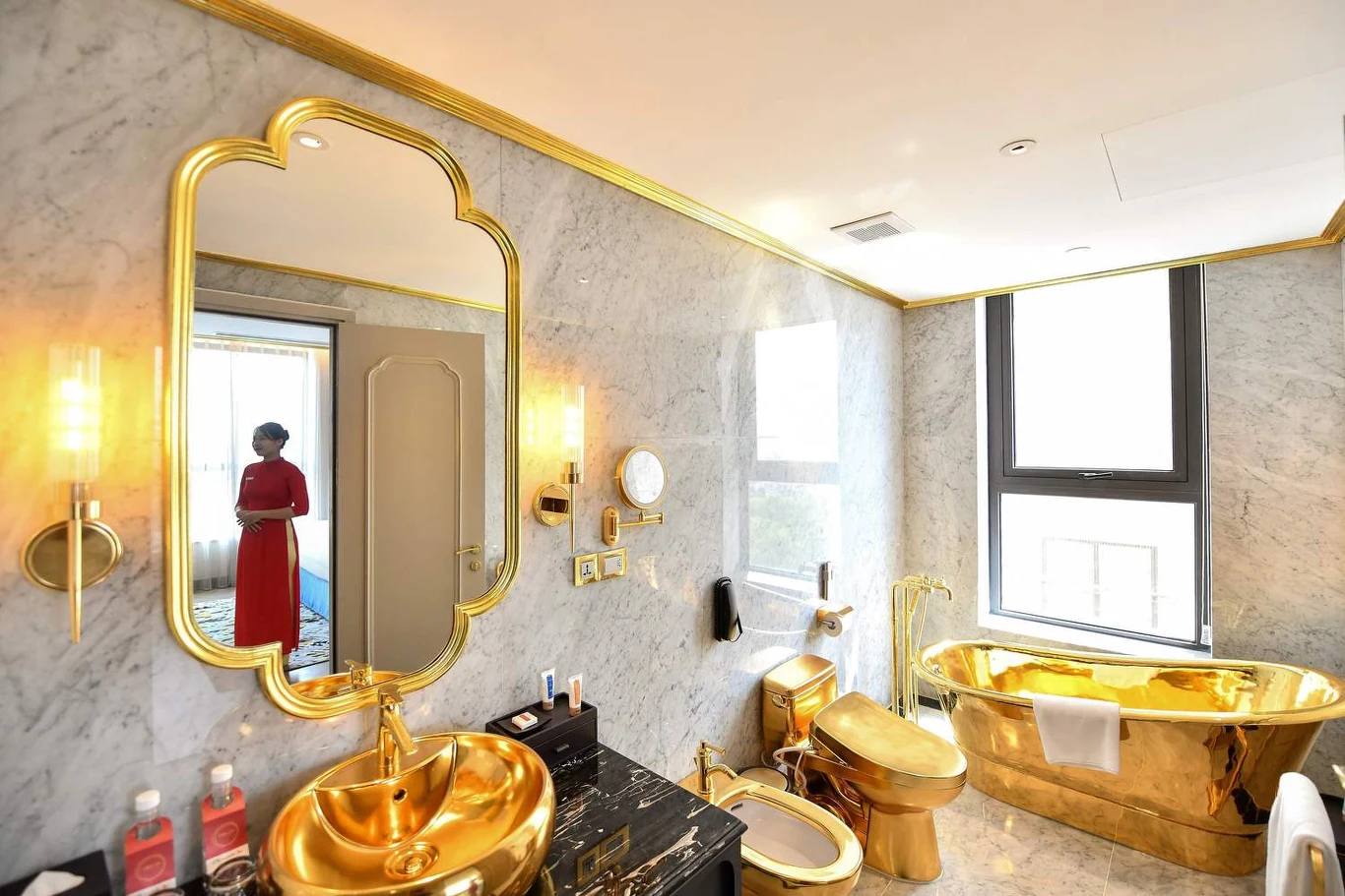 Hotel należy do Hoa Binh Group i zarządzany jest przez amerykańską firmę Wyndham Hotels & Resorts Inc. 