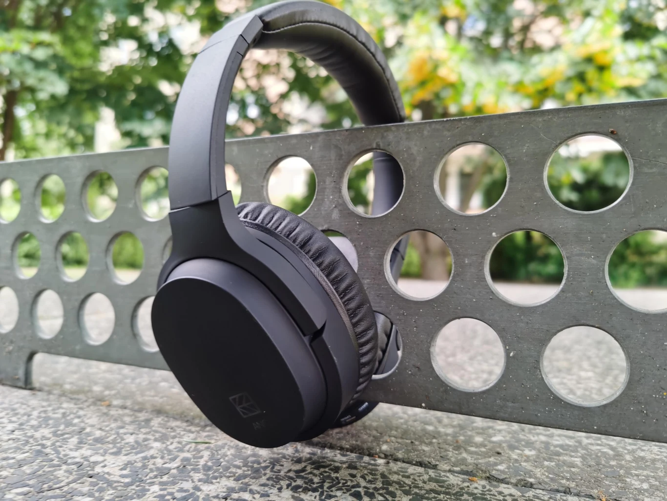 Słuchawki mają moduł Bluetooth 5.0 i oferują trzy tryby działania: odtwarzanie samej muzyki, odtwarzanie muzyki we wsparciem redukcji szumów ANC, a także tryb z samym tłumieniem zewnętrznych dźwięków ANC. Ten ostatni ma się przydać w sytuacji, kiedy chcemy uciec od tak zwanych „bodźców zewnętrznych”. 