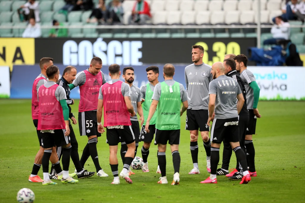 Piłkarze Legii Warszawa podczas rozgrzewki przed meczem