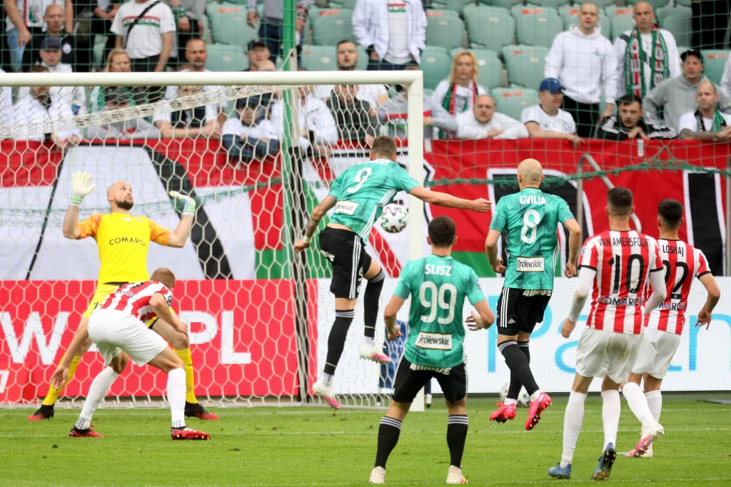 Gol Tomasza Pekharta (w środku) na 1-0