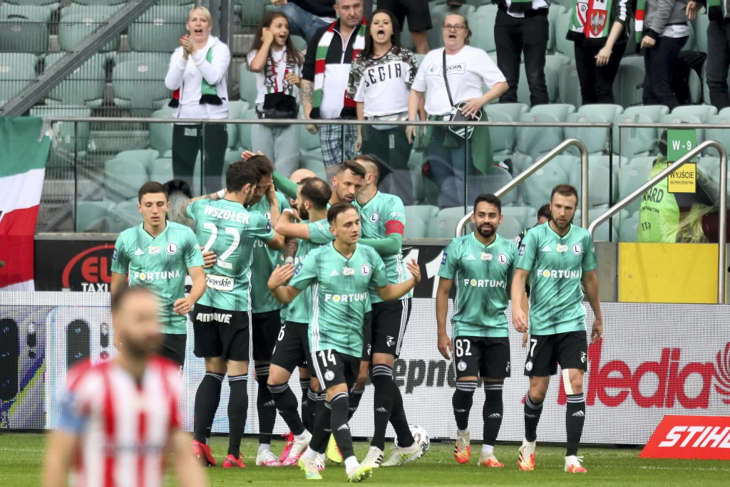 Piłkarze Legii celebrujący zdobytego gola
