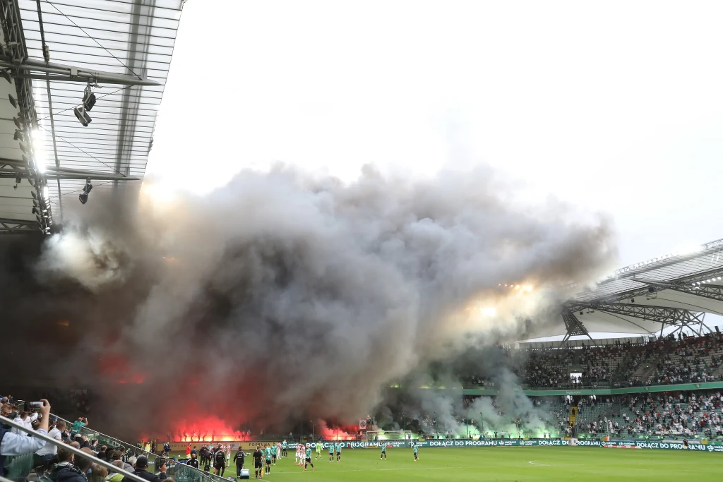 Kibice Legii odpalili środki pirotechniczne, przez co mecz musiał być przerwany