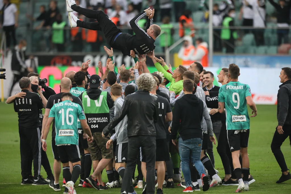 Piłkarze i sztab szkoleniowy Legii podrzucają trenera Aleksandara Vukovicia