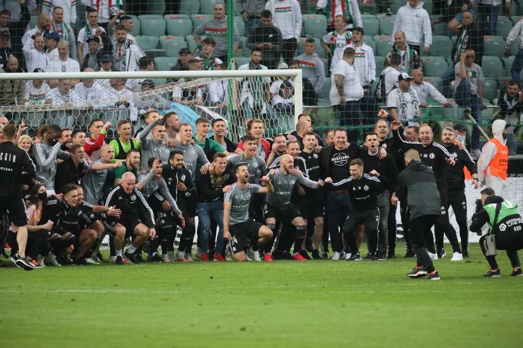 Piłkarze Legii na tle trybun