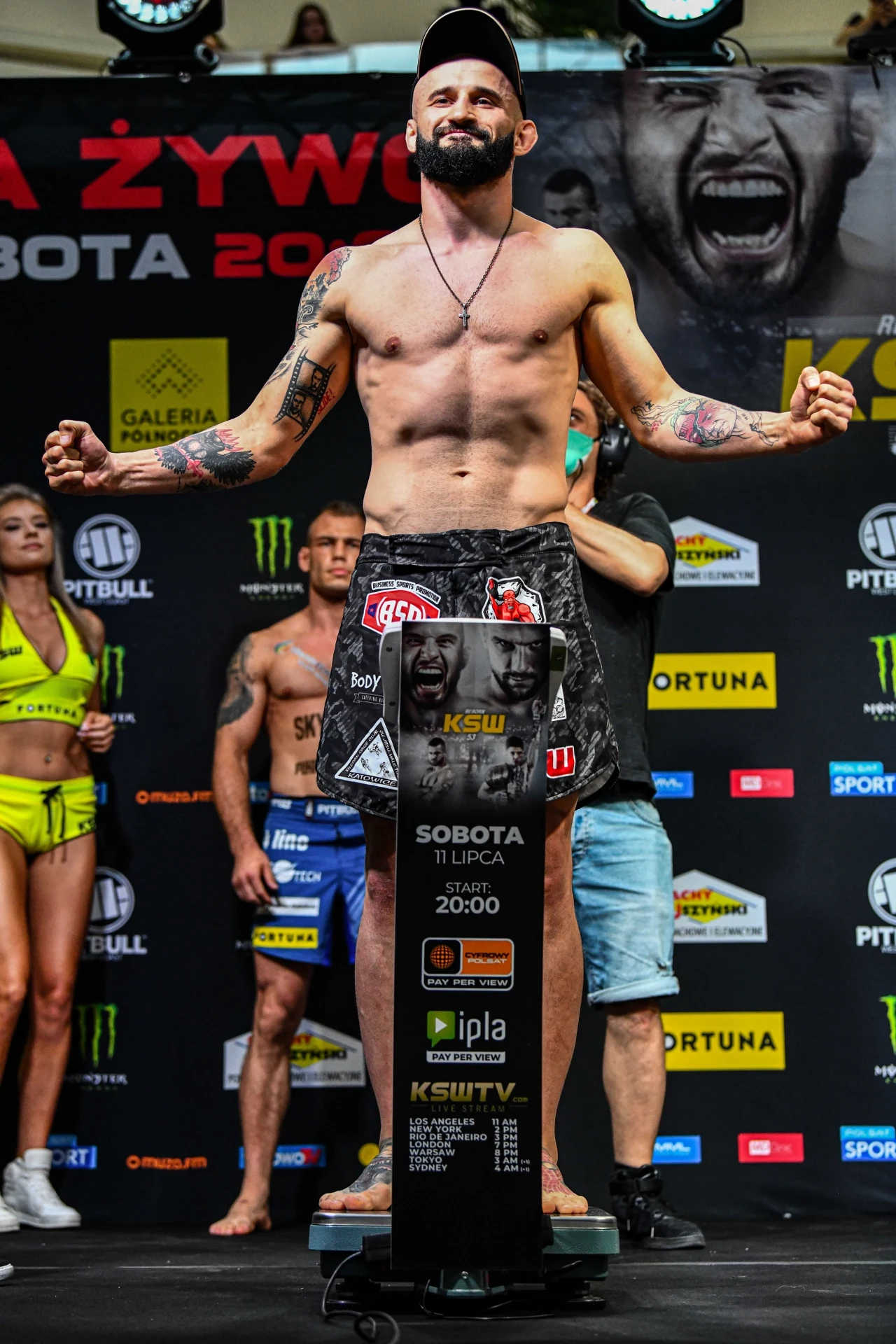 Artur Sowiński podczas ceremonii ważenia przed galą KSW 53