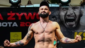 Artur Sowiński podczas ceremonii ważenia przed galą KSW 53