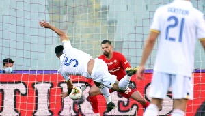 Davide Faraoni (nr 5) nie dał szans Bartłomiejowi Drągowskiemu