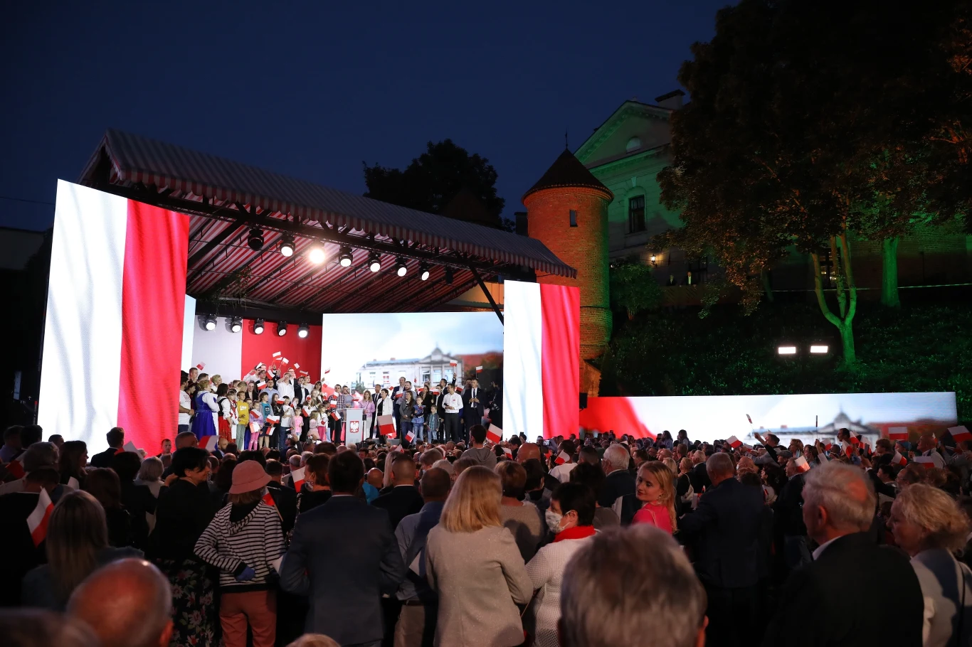 "A dlaczego nie chciałam się wypowiadać? Niestety, to był mój milczący sprzeciw przeciwko manipulacji, dezinformacji i przeciwko kłamstwom, które niestety w mediach występują" - mówiła Kornhauser-Duda. "A dlaczego nie chciałam się wypowiadać? Niestety, to był mój milczący sprzeciw przeciwko manipulacji, dezinformacji i przeciwko kłamstwom, które niestety w mediach występują" - mówiła Kornhauser-Duda.