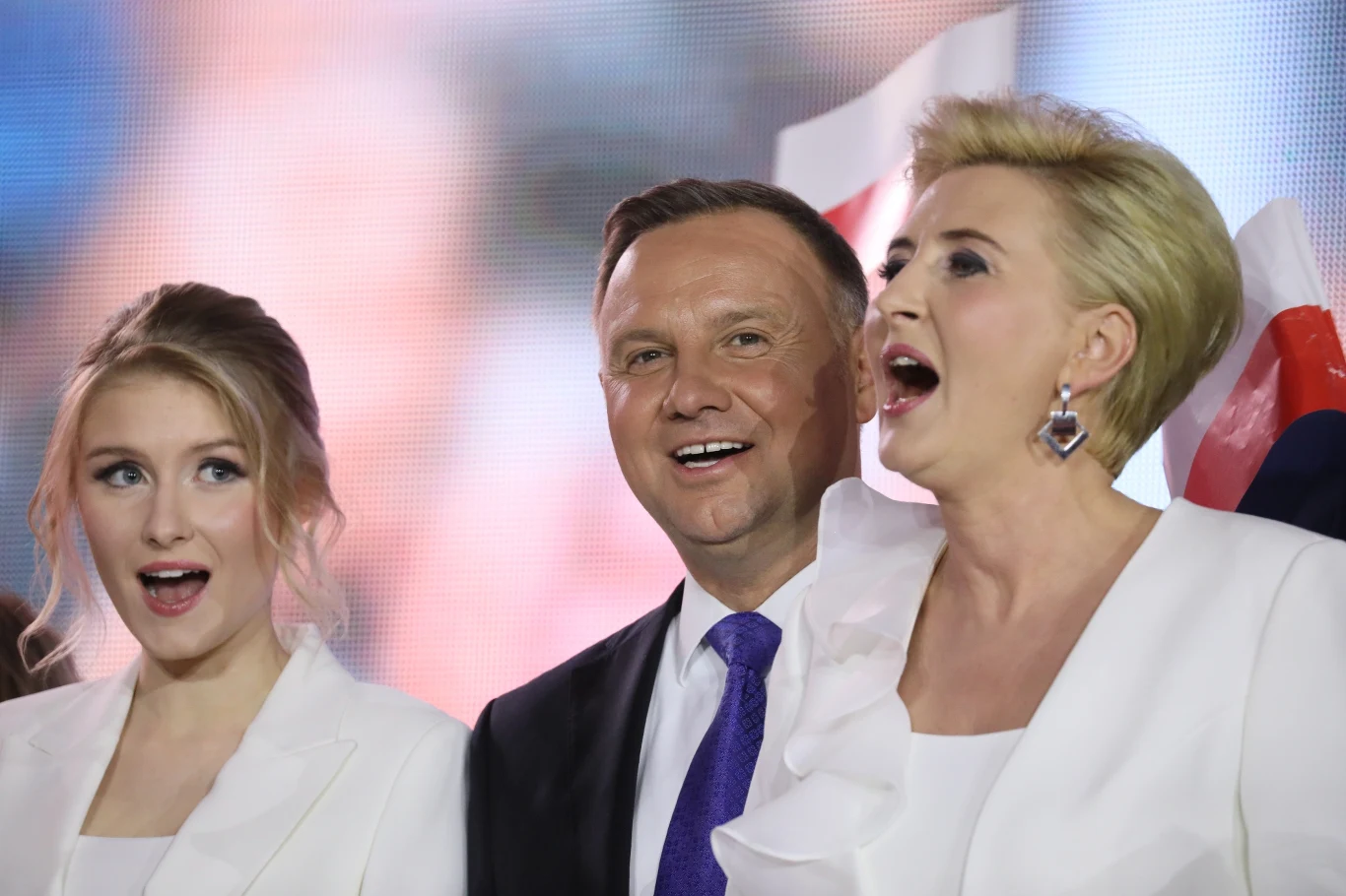 "Wszyscy jesteśmy równi. Nikt nie zasługuje na to, by być obiektem nienawiści. Szanujmy się" - zakończyła Kinga Duda. "Wszyscy jesteśmy równi. Nikt nie zasługuje na to, by być obiektem nienawiści. Szanujmy się" - zakończyła Kinga Duda.