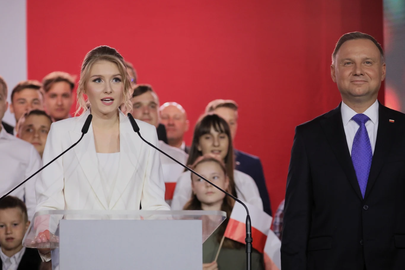 Później głos zabrała córka prezydenta Kinga Duda. Podziękowała wyborcom i zapewniła, że jej ojciec kocha ludzi i kocha Polskę. "Zrobi wszystko, by było dla Polski jak najlepiej" - powiedziała. Później głos zabrała córka prezydenta Kinga Duda. Podziękowała wyborcom i zapewniła, że jej ojciec kocha ludzi i kocha Polskę. "Zrobi wszystko, by było dla Polski jak najlepiej" - powiedziała.