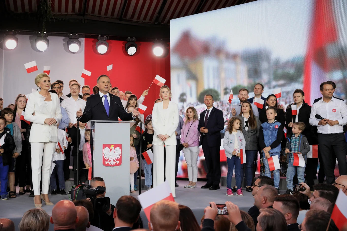 "Jeśli ktoś poczuł się urażony podczas kampanii, chciałbym teraz przeprosić" - powiedział prezydent. "Jeśli ktoś poczuł się urażony podczas kampanii, chciałbym teraz przeprosić" - powiedział prezydent.