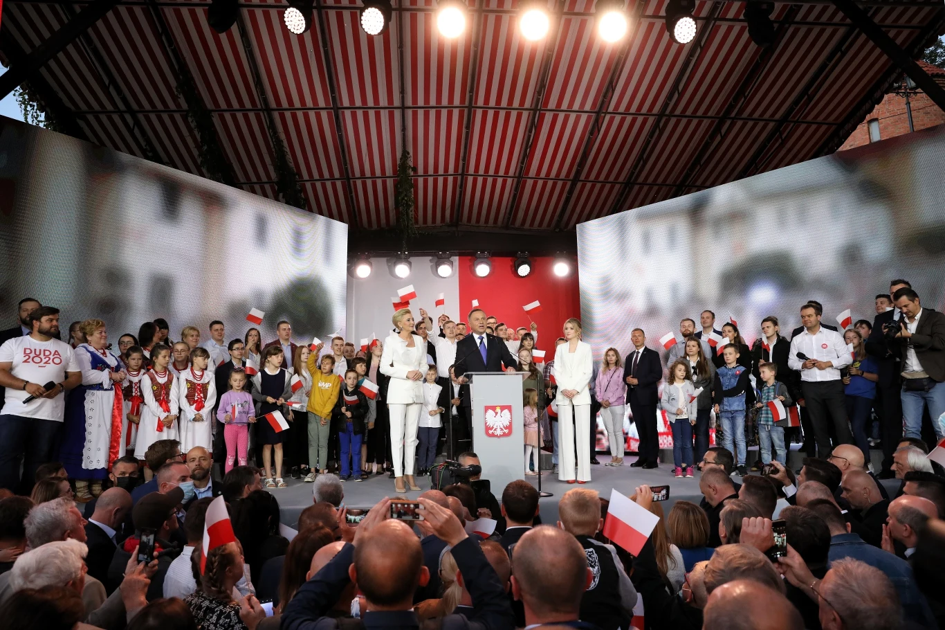 Pierwsza dama zwróciła się również do mediów. "To jest ten moment, kiedy należy powiedzieć, dlaczego tak jak państwo twierdzili przez pięć lat się nie wypowiadałam. Otóż, uchylę rąbka tajemnicy. Drogie media, drodzy dziennikarze, mówiliście i pisaliście, że nie wypowiadam się, zapominaliście tylko dodać, że nie wypowiadam się do mediów" - mówiła Kornhauser-Duda. Pierwsza dama zwróciła się również do mediów. "To jest ten moment, kiedy należy powiedzieć, dlaczego tak jak państwo twierdzili przez pięć lat się nie wypowiadałam. Otóż, uchylę rąbka tajemnicy. Drogie media, drodzy dziennikarze, mówiliście i pisaliście, że nie wypowiadam się, zapominaliście tylko dodać, że nie wypowiadam się do mediów" - mówiła Kornhauser-Duda.