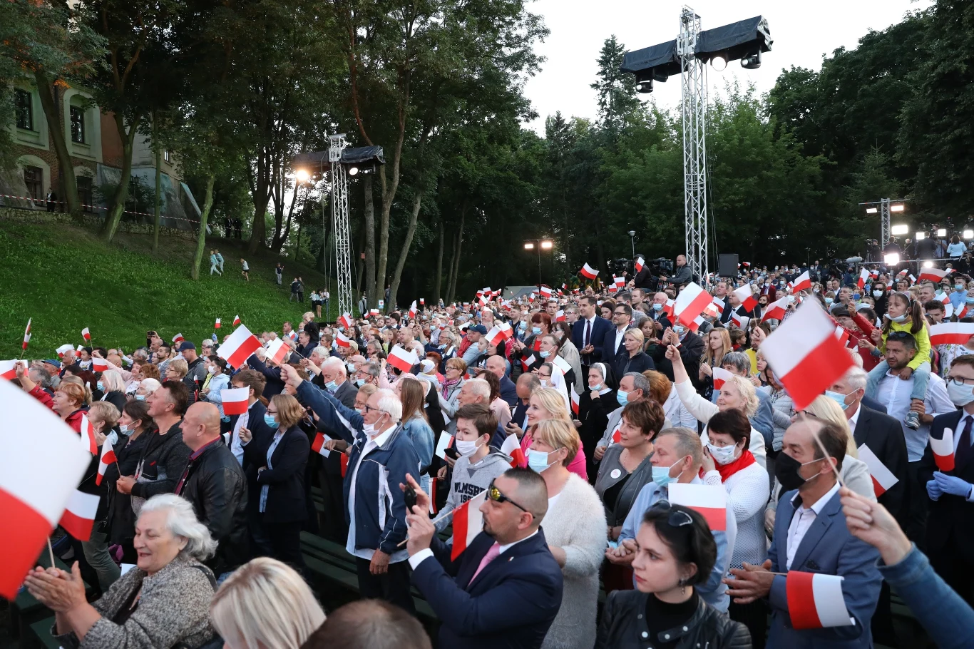 Pierwsza dama wyjaśniała również, dlaczego nie udzielała wywiadów dla mediów. Pierwsza dama wyjaśniała również, dlaczego nie udzielała wywiadów dla mediów.