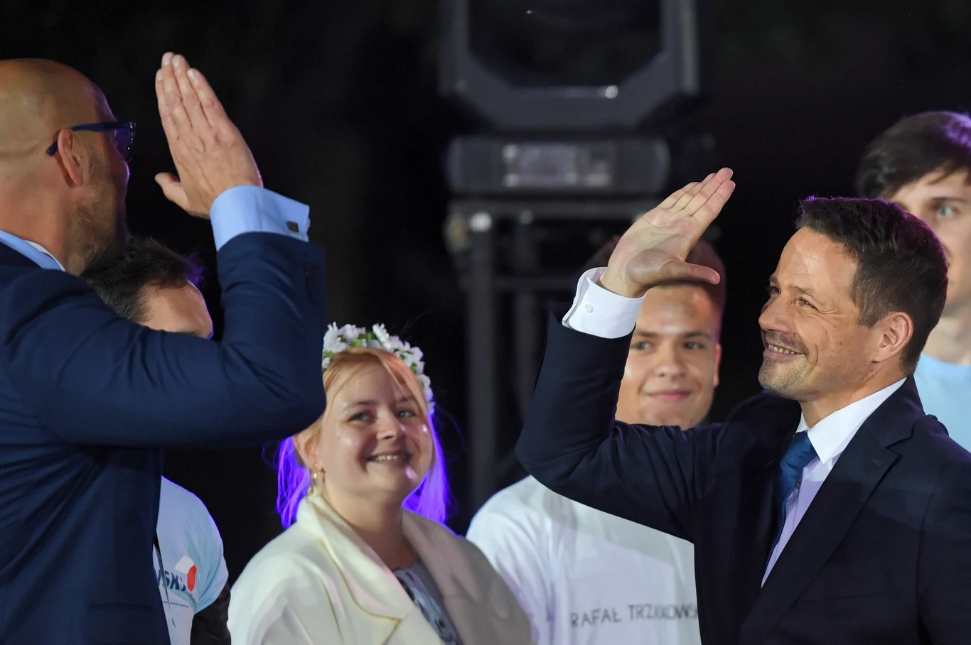 Rafał Trzaskowski przybija piątkę z posłem KO Jakubem Rutnickim. Rafał Trzaskowski przybija piątkę z posłem KO Jakubem Rutnickim.