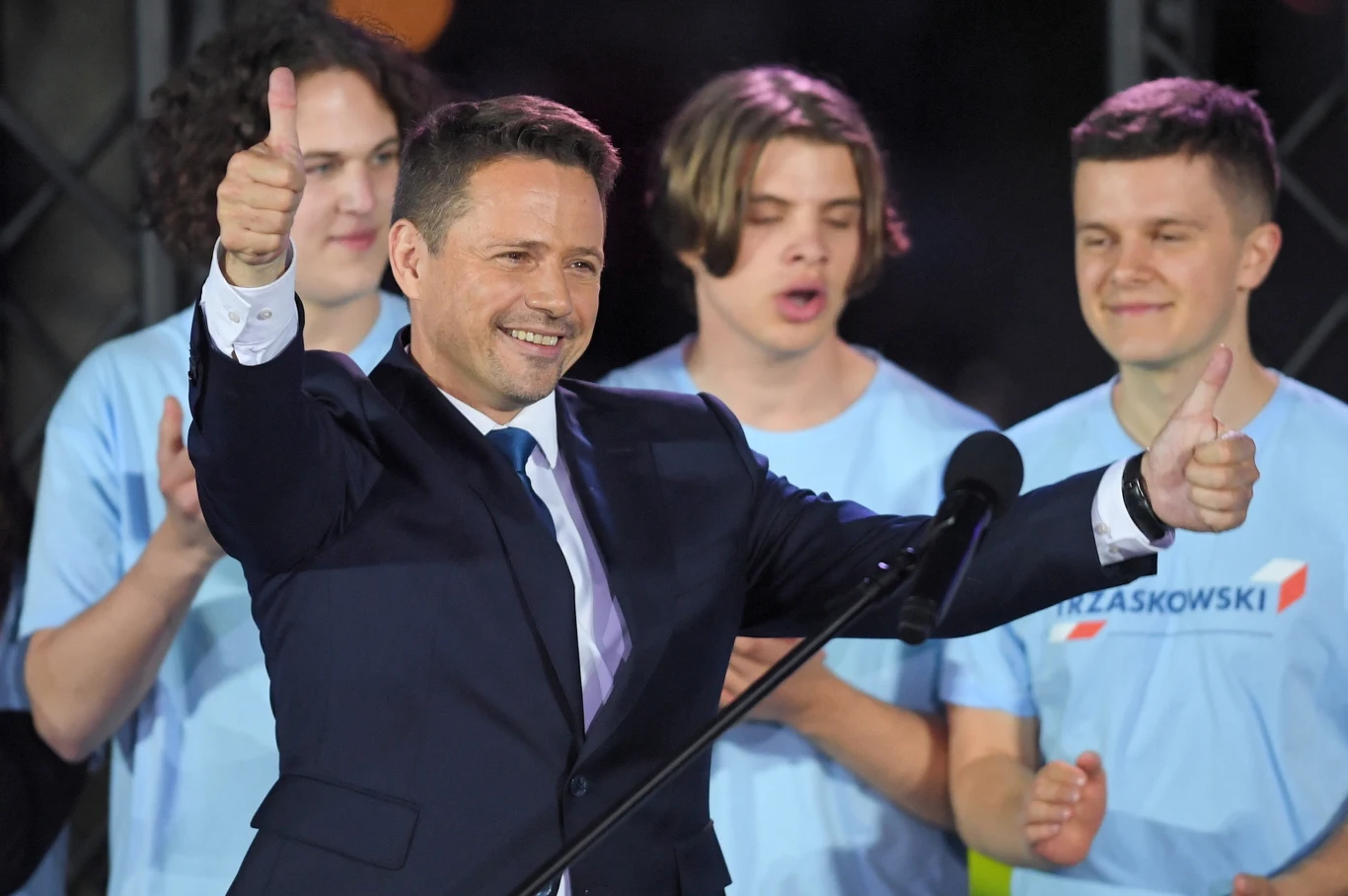 "Co prawda ta noc będzie nerwowa dla wszystkich w Polsce, ale jestem absolutnie przekonany, że jak policzymy głos do głosu, to zwyciężymy i wygramy" - przekonywał Rafał Trzaskowski. "Co prawda ta noc będzie nerwowa dla wszystkich w Polsce, ale jestem absolutnie przekonany, że jak policzymy głos do głosu, to zwyciężymy i wygramy" - przekonywał Rafał Trzaskowski.