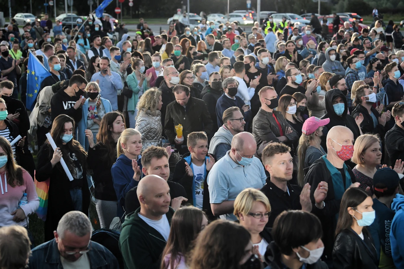 Zwolennicy Rafała Trzaskowskiego oczekują na zakończenie ciszy wyborczej i pojawienie się kandydata na scenie. Zwolennicy Rafała Trzaskowskiego oczekują na zakończenie ciszy wyborczej i pojawienie się kandydata na scenie.