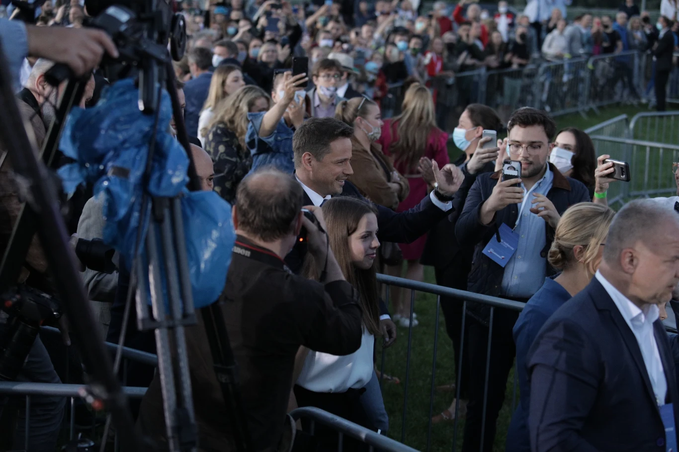 Rafał Trzaskowski zmierzający w kierunku sceny. Rafał Trzaskowski zmierzający w kierunku sceny.
