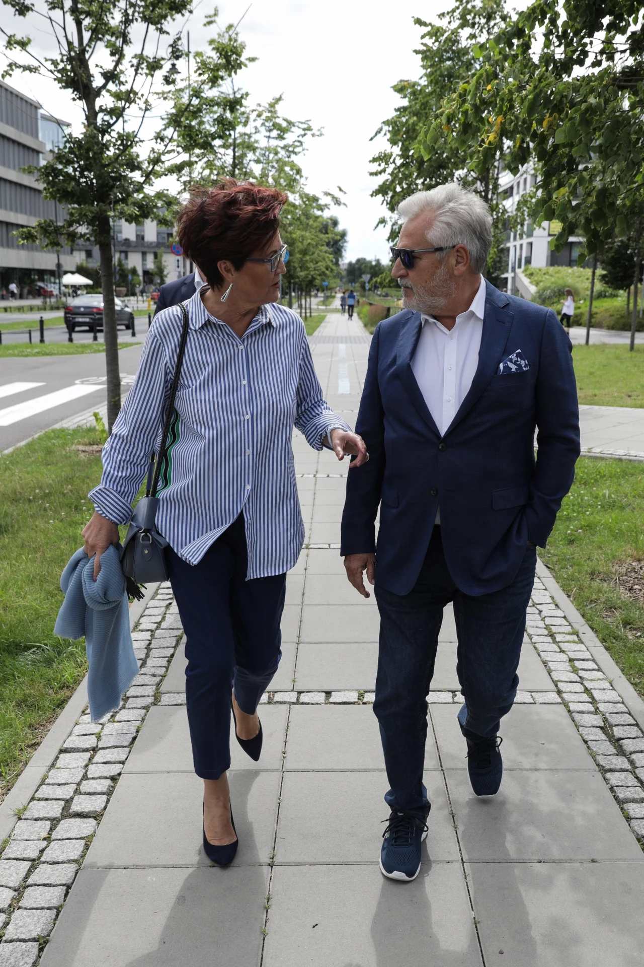 Jolanta Kwaśniewska i Aleksander Kwaśniewski w drodze do lokalu wyborczego Jolanta Kwaśniewska i Aleksander Kwaśniewski w drodze do lokalu wyborczego